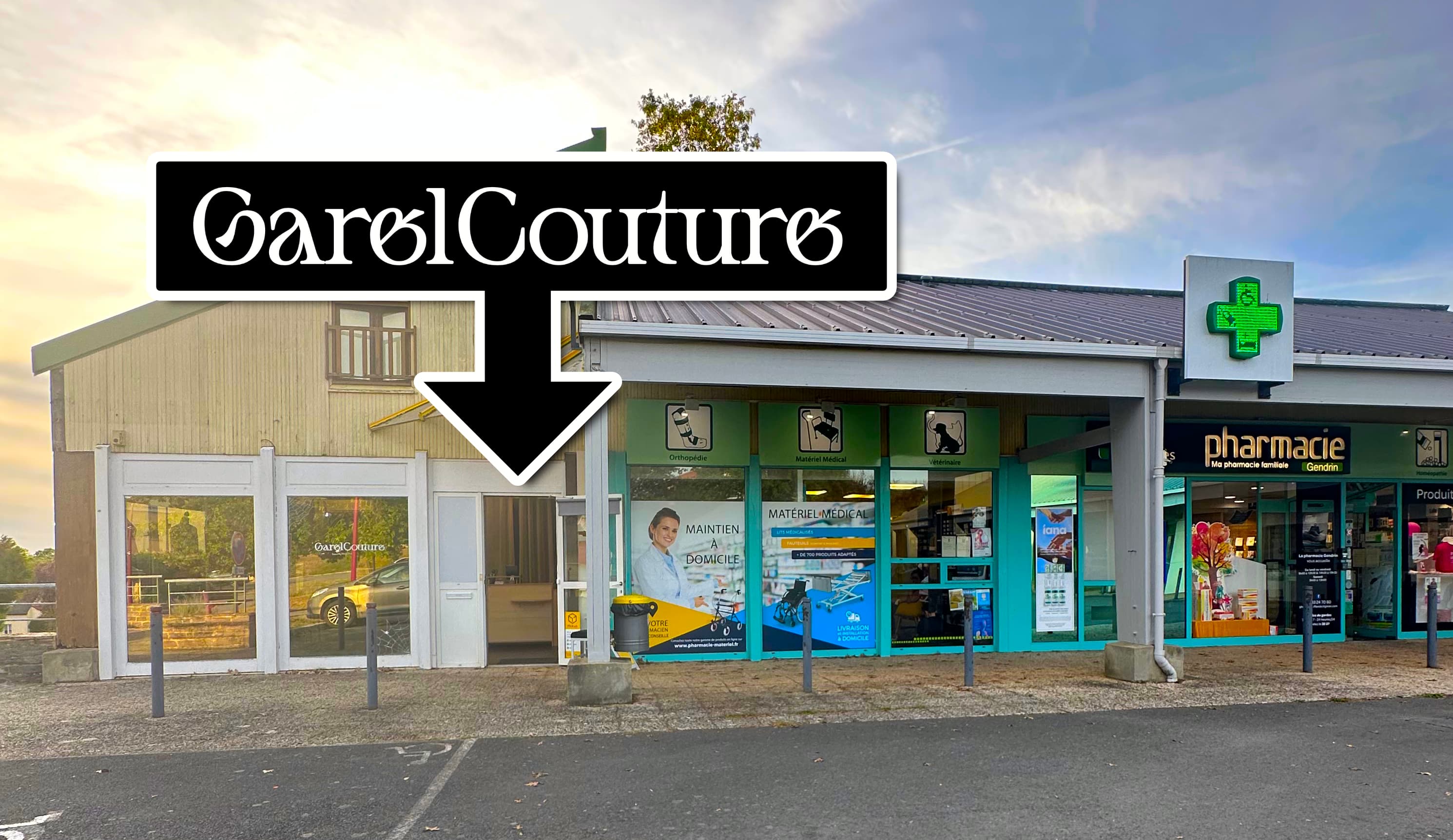 Devanture de l'atelier Garel Couture, Rue du Commerce, 35750 Iffendic, À gauche de la Pharmacie Gendrin